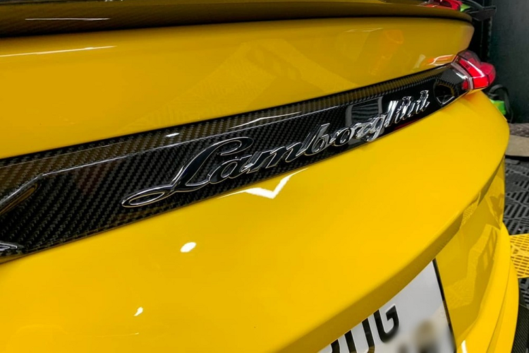 Hiện tại, ngoài chiếc xe Lamborghini Urus này ra, gia đình của Đỗ Vinh Quang còn di chuyển trên nhiều xe đắt tiền như Lexus LM 350 bản 4 chỗ, BMW M760Li, BMW X7, Bentley Bentayga V8 First Edition, Mercedes-Mabach S650 hay độc bản Rolls-Royce Phantom "Hoà Bình &amp; Vinh Quang".