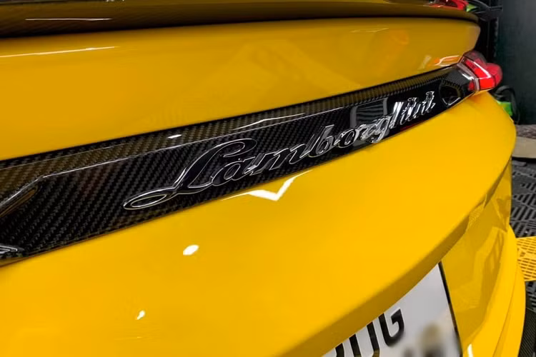 Hiện tại, ngoài chiếc xe Lamborghini Urus này ra, gia đình của Đỗ Vinh Quang còn di chuyển trên nhiều xe đắt tiền như Lexus LM 350 bản 4 chỗ, BMW M760Li, BMW X7, Bentley Bentayga V8 First Edition, Mercedes-Mabach S650 hay độc bản Rolls-Royce Phantom "Hoà Bình &amp; Vinh Quang".