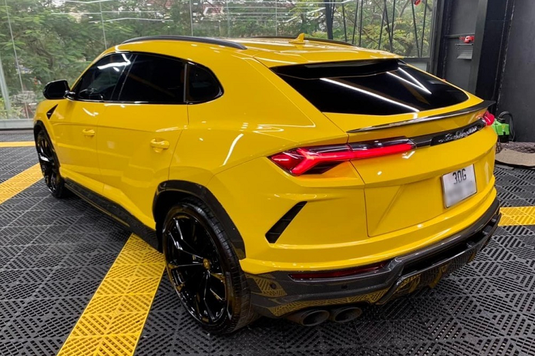 Được biết, chiếc xe siêu SUV Lamborghini Urus này được anh trai của Đỗ Vinh Quang mang về Việt Nam vào đầu năm 2020, ngay đúng 30 Tháng Chạp. Sau đó, xe được cậu cả nhà bầu Hiển cho ra biển số Hà Nội và thường dạo phố vào dịp cuối tuần.