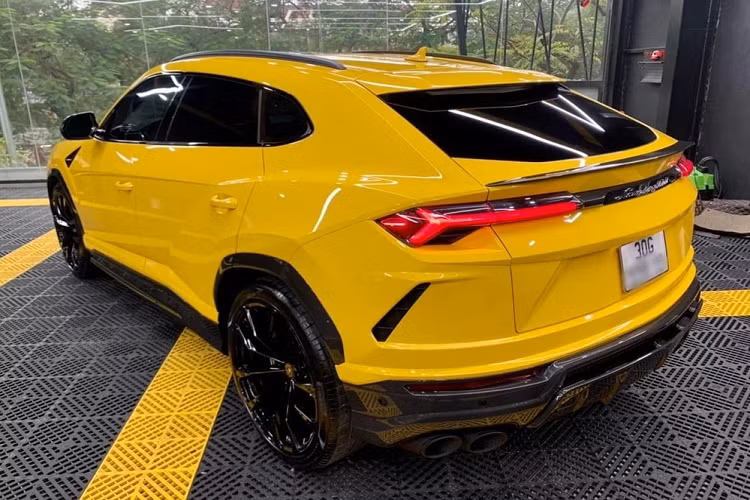Được biết, chiếc xe siêu SUV Lamborghini Urus này được anh trai của Đỗ Vinh Quang mang về Việt Nam vào đầu năm 2020, ngay đúng 30 Tháng Chạp. Sau đó, xe được cậu cả nhà bầu Hiển cho ra biển số Hà Nội và thường dạo phố vào dịp cuối tuần.