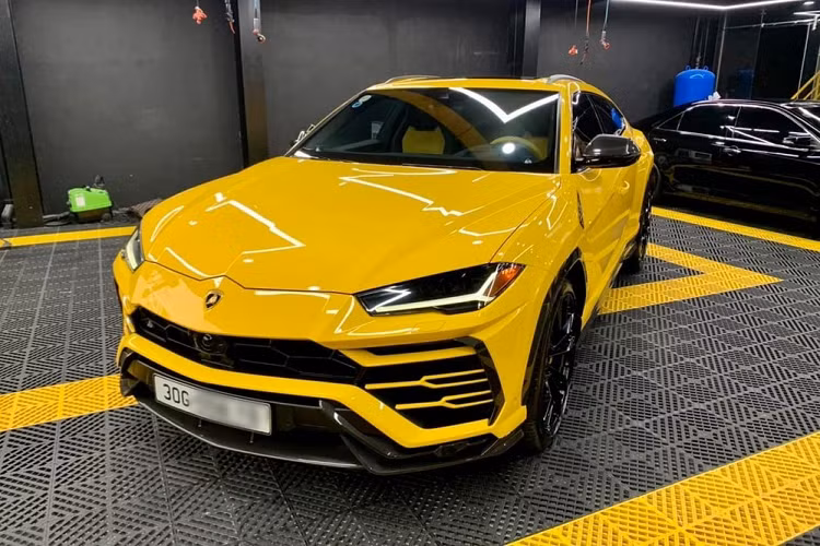 Lamborghini Urus được trang bị khối động cơ V8, tăng áp kép, dung tích 4.0 lít, sản sinh công suất tối đa 641 mã lực và mô-men xoắn cực đại 850 Nm. Kết hợp cùng hộp số tự động 8 cấp và hệ dẫn động 4 bánh, nhờ đó, xe có thể tăng tốc từ vị trí xuất phát lên 100 km/h chỉ trong thời gian 3,6 giây trước khi đạt vận tốc tối đa 305 km/h. Xe có đến 6 chế độ lái khác nhau được điều khiển thông qua tính năng Anima.