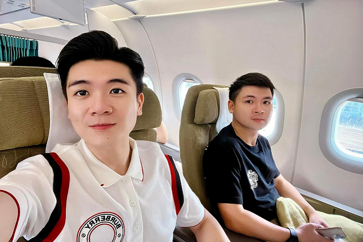 Hệ thống giải trí trên xe Lamborghini Urus của nhà bầu Hiển bao gồm 2 màn hình giải trí và kết nối với nhau thông qua hệ thống thông tin giải trí Lamborghini (LIS).