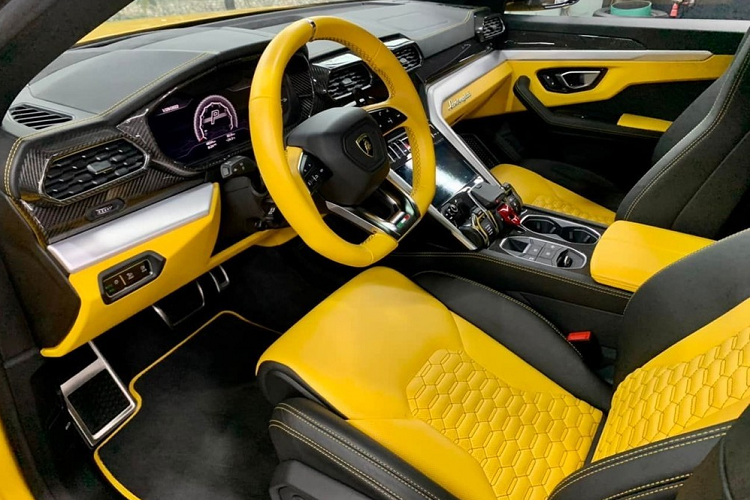 Chiếc siêu SUV Lamborghini Urus của 2 con trai bầu Hiển có ngoại thất sơn màu vàng đi kèm gói tùy chọn carbon ở ngoại thất và cả bên trong khoang lái. Nội thất xe có ghế ngồi bọc da 2 màu là vàng-đen. Xe thuộc bản 4 chỗ ngồi với hàng ghế sau chỉ có 2 ghế kiểu thương gia.