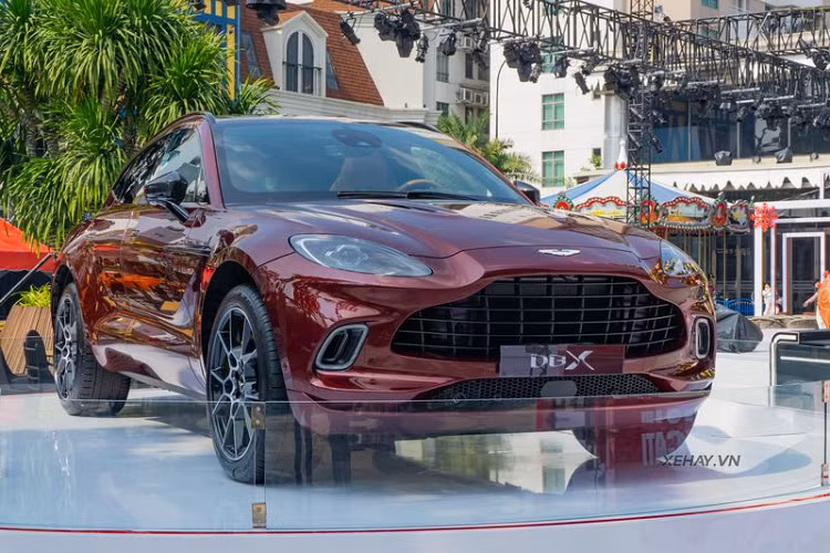 Bên cạnh đó, sự sang trọng và tinh tế của DBX còn tới từ các vật liệu cấu thành nên khoang nội thất này. Theo đó, khoang cabin của DBX được cấu tạo chủ yếu từ da thượng hạng, da lộn Alcantara, gỗ tự nhiên, kim loại phay xước...