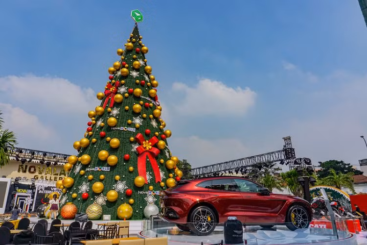 "Trái tim" của DBX là khối động cơ AMG V8 4.0L tăng áp kép, cho ra công suất tối đa 550 mã lực và mô-men xoắn 700 Nm. Siêu phẩm này chỉ mất 4,5 giây để tăng tốc từ 0-100km/h trước khi đạt vận tốc tối đa 291km/h. Mức giá xe Aston Martin DBX chính hãng được niêm yết tại Việt Nam khoảng hơn 16 tỷ đồng.