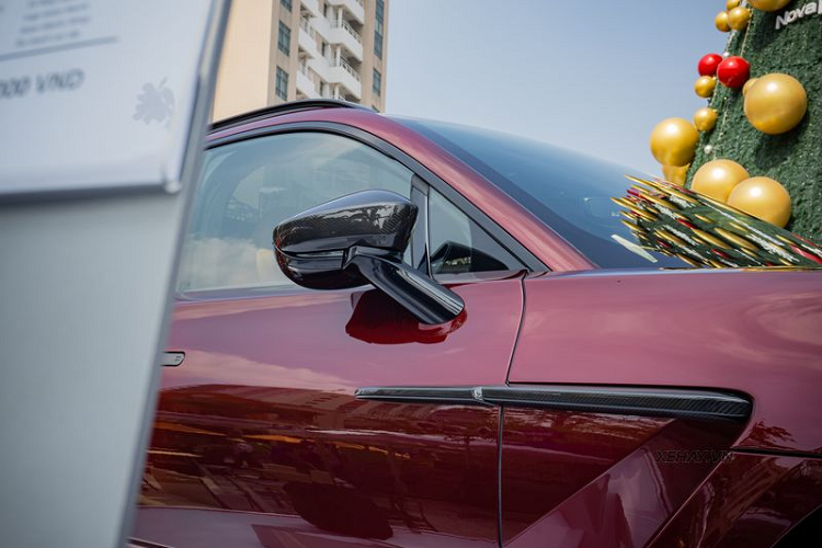 Về nội thất, Aston Martin DBX gây ấn tượng với bảng điều khiển trung tâm kiểu điện thoại Vertu, hàng phím bấm và điều khiển chứng năng của DBX tập trung hoàn toàn vào người lái, bảng đồng hồ kỹ thuật số 12,3 inch và hệ thống thông tin giải trí qua màn hình cảm ứng 10.25 inch, hỗ trợ kết nối Apple Carplay.