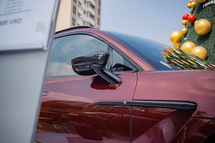 Về nội thất, Aston Martin DBX gây ấn tượng với bảng điều khiển trung tâm kiểu điện thoại Vertu, hàng phím bấm và điều khiển chứng năng của DBX tập trung hoàn toàn vào người lái, bảng đồng hồ kỹ thuật số 12,3 inch và hệ thống thông tin giải trí qua màn hình cảm ứng 10.25 inch, hỗ trợ kết nối Apple Carplay.