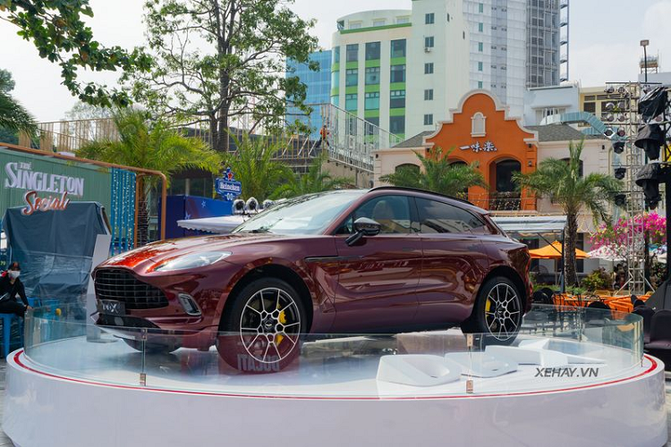 Aston Martin DBX có trọng lượng chỉ 2.245 kg và kích thước tổng thể đạt 5.039 x 1.998 x 1.680 mm, tương ứng DxRxC, chiều dài cơ sở đạt 3.060 mm. Đuôi trông khá giống với Vantage khi có cụm đèn hậu dạng LED dạng mỏng và trải dài hết chiều ngang.