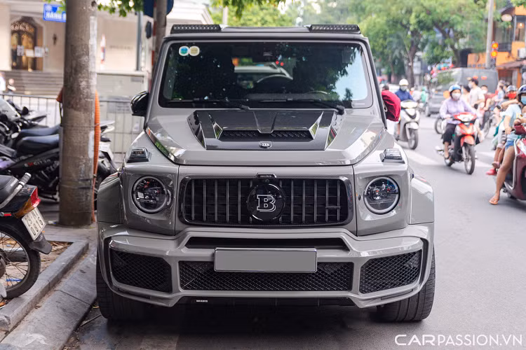 Chiếc Brabus 800 Widestar này sở hữu màu sơn ngoại thất xám có tên Nardo Grey độc nhất, hầu hết những chiếc Brabus 800 Widestar tại Việt Nam sở hữu màu sơn đen và xanh.