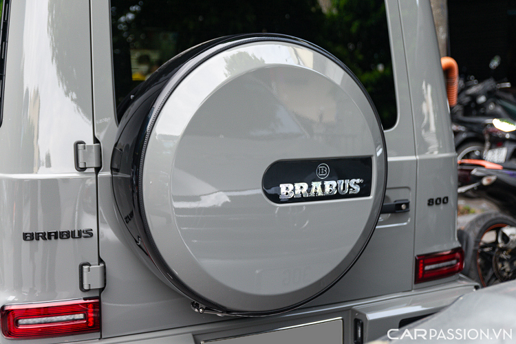 Chiếc Brabus 800 Widestar độc nhất tại Hà Nội sở hữu bộ mâm đa chấu Monoblock Z Platinum Edition có kích thước lên đến 24 inch, ẩn sâu bên trong là cùm phanh “Brabus” màu đỏ.