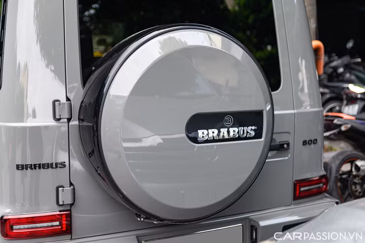 Chiếc Brabus 800 Widestar độc nhất tại Hà Nội sở hữu bộ mâm đa chấu Monoblock Z Platinum Edition có kích thước lên đến 24 inch, ẩn sâu bên trong là cùm phanh “Brabus” màu đỏ.