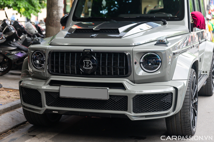 Đuôi xe trở nên bề thế hơn so với nguyên bản khi được bổ sung thêm một cánh gió lớn, có tác dụng gia tăng lực ép cho thân xe khi vận hành ở tốc độ cao.