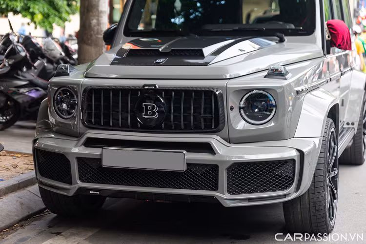 Đuôi xe trở nên bề thế hơn so với nguyên bản khi được bổ sung thêm một cánh gió lớn, có tác dụng gia tăng lực ép cho thân xe khi vận hành ở tốc độ cao.