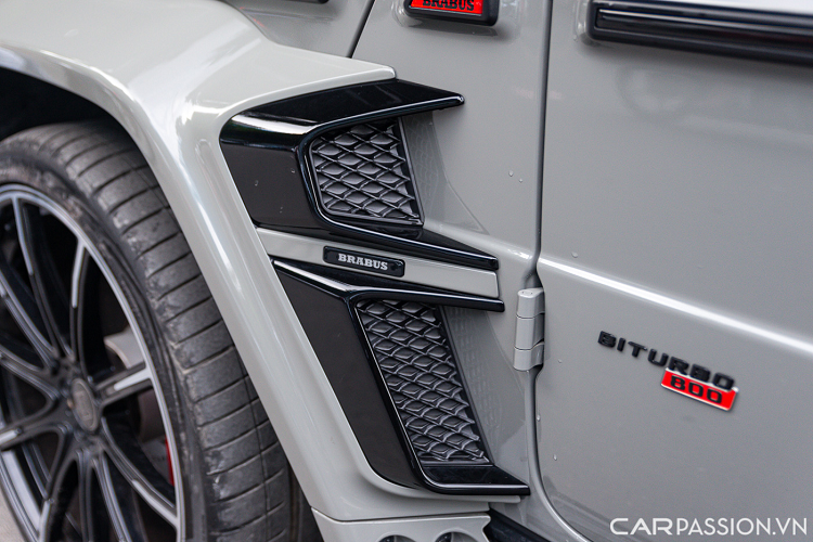 Phần bao quanh mặt ca-lăng được làm bằng chất liệu carbon với logo “Brabus” đặt phía trên. Ngoài ra, chiếc Brabus 800 này còn được lắp đặt thêm dải LED trên nóc cùng ốp nắp capo đều được làm từ chất liệu carbon.