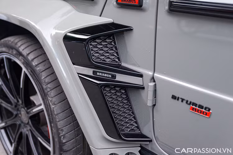 Phần bao quanh mặt ca-lăng được làm bằng chất liệu carbon với logo “Brabus” đặt phía trên. Ngoài ra, chiếc Brabus 800 này còn được lắp đặt thêm dải LED trên nóc cùng ốp nắp capo đều được làm từ chất liệu carbon.