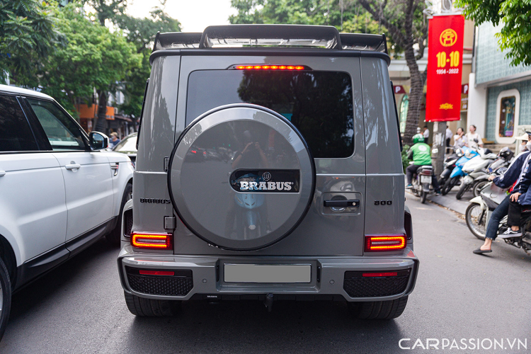 Với động cơ đã được độ lại, Brabus 800 có thể tăng tốc 0-100 km/h trong 4,1 giây. Tốc độ tối đa giới hạn ở 240 km/h. Mức giá xe Brabus 800 Widestar tại Hà Nội chắc chắn sẽ không dưới 13 tỷ đồng.