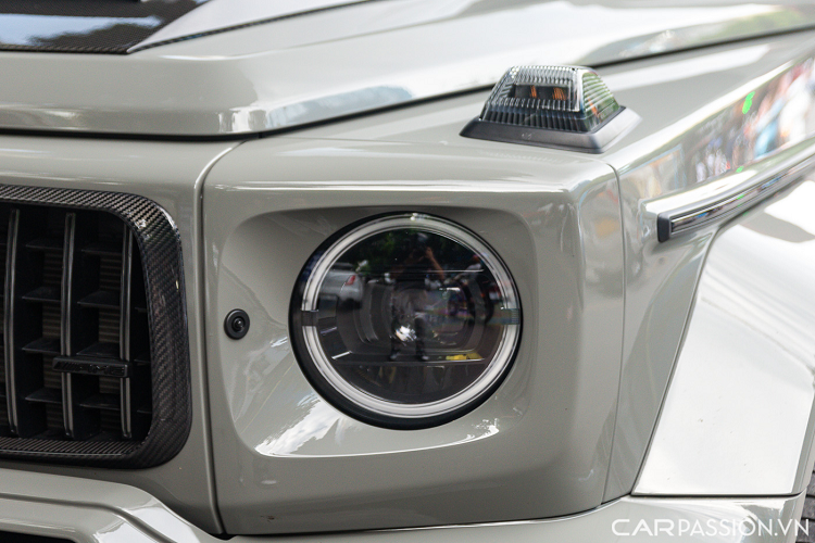 Phần đầu xe thay đổi hoàn toàn so với mẫu G 63 nguyên bản với cản trước của xe được thay bằng loại thiết kế mới, logo ngôi sao ba cánh ở vị trí trung tâm được thay thế bằng chi tiết của thương hiệu Brabus với hai chữ ‘B’ xếp chồng lên nhau.