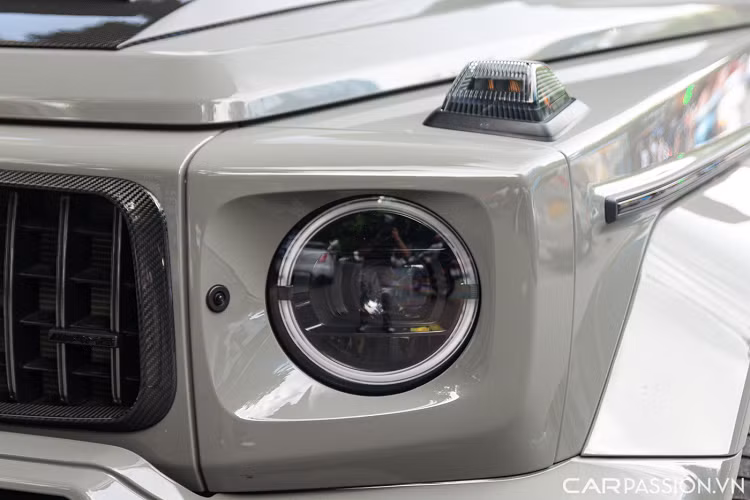 Phần đầu xe thay đổi hoàn toàn so với mẫu G 63 nguyên bản với cản trước của xe được thay bằng loại thiết kế mới, logo ngôi sao ba cánh ở vị trí trung tâm được thay thế bằng chi tiết của thương hiệu Brabus với hai chữ ‘B’ xếp chồng lên nhau.