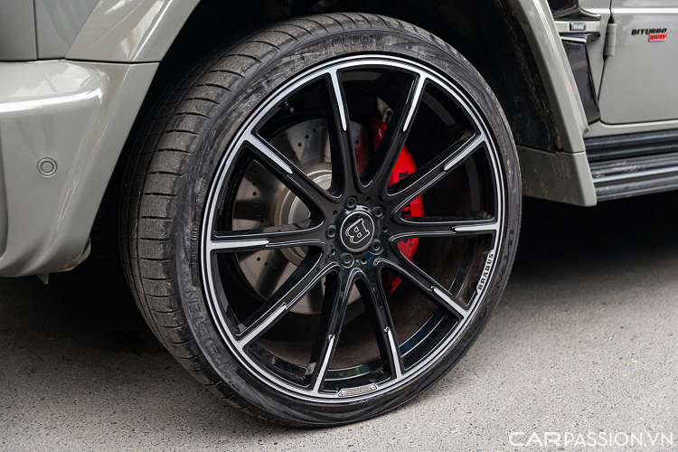 Cụm đèn trước/sau dạng LED, đèn xi-nhan trước được bố trí nhô hẳn trên nắp ca-pô vẫn được giữ lại như nguyên bản. Với bản độ này, trên xe xuất hiện khá nhiều hốc hút gió giả sơn đen làm tăng vẻ thẩm mỹ của chiếc SUV.