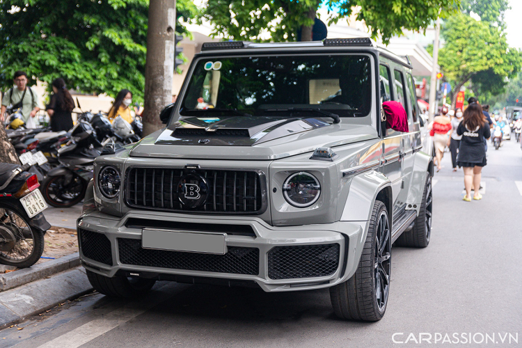 Được dựa trên chiếc SUV thể thao Mercedes-AMG G 63, hãng độ Brabus đã trang bị cho chiếc 800 Widestar này một gói độ thân rộng với những ốp vòm bánh, cản trước/sau, cánh gió, nắp ca-pô, mâm xe mới,…