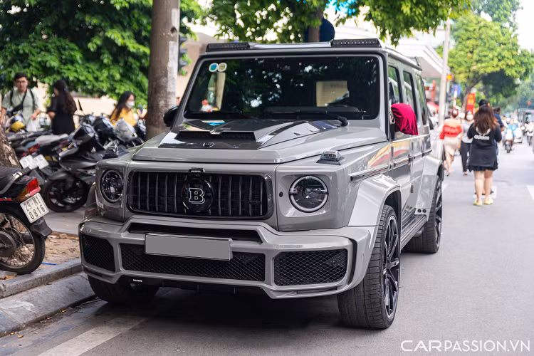 Được dựa trên chiếc SUV thể thao Mercedes-AMG G 63, hãng độ Brabus đã trang bị cho chiếc 800 Widestar này một gói độ thân rộng với những ốp vòm bánh, cản trước/sau, cánh gió, nắp ca-pô, mâm xe mới,…