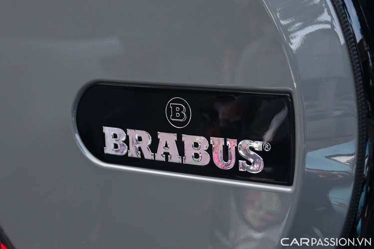 Tấm ốp cho bánh xe dự phòng cũng được thay mới và dập logo Brabus. Đáng chú ý, cản phía sau xe cũng được nâng cấp để hoàn thiện vẻ ngoài đầy dữ tợn của phiên bản Brabus 800 Widestar.