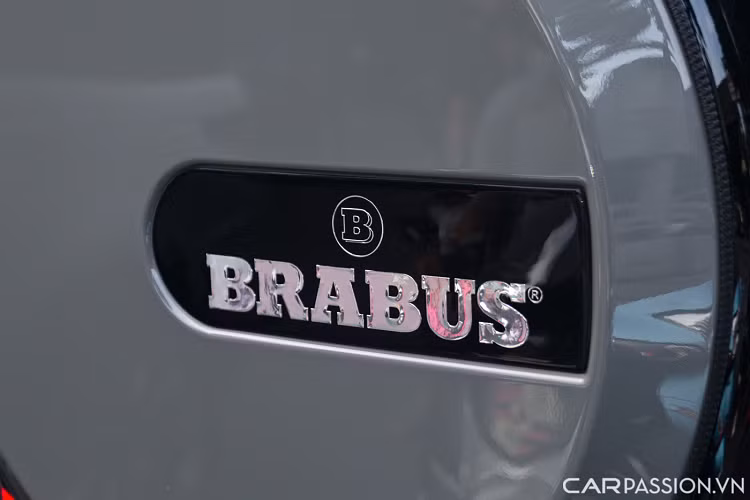 Tấm ốp cho bánh xe dự phòng cũng được thay mới và dập logo Brabus. Đáng chú ý, cản phía sau xe cũng được nâng cấp để hoàn thiện vẻ ngoài đầy dữ tợn của phiên bản Brabus 800 Widestar.