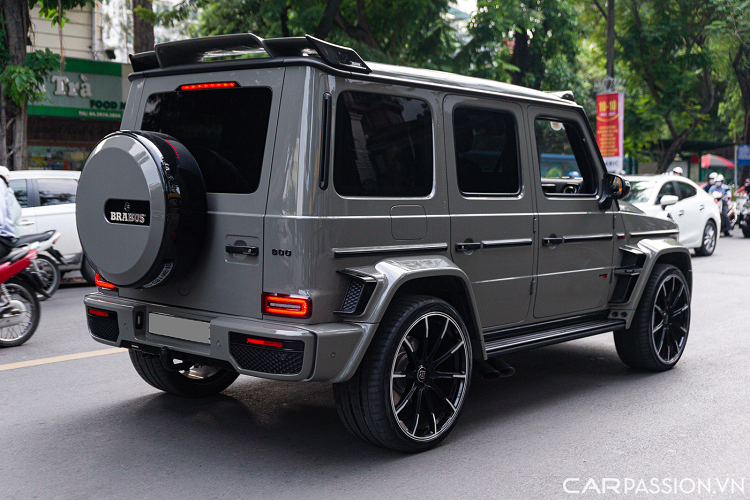 Để tạo sự khác biệt cho xế cưng của mình, nhiều chủ xe tìm đến những phiên bản độ của dòng xe này, ví dụ như chiếc Brabus 800 Widestar trong bài. Mới đây, một chiếc Mercedes-AMG G 63 độ chính hãng Brabus đã xuất hiện trên đường phố Hà Nội, xe sở hữu màu sơn xám “xi măng” đang là xu hướng tại Việt Nam.