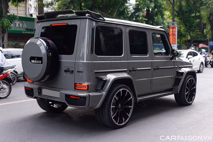 Để tạo sự khác biệt cho xế cưng của mình, nhiều chủ xe tìm đến những phiên bản độ của dòng xe này, ví dụ như chiếc Brabus 800 Widestar trong bài. Mới đây, một chiếc Mercedes-AMG G 63 độ chính hãng Brabus đã xuất hiện trên đường phố Hà Nội, xe sở hữu màu sơn xám “xi măng” đang là xu hướng tại Việt Nam.