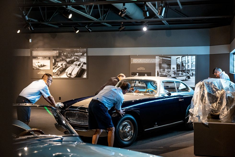 Những khâu chuẩn bị kể trên vẫn còn dễ làm. Khâu khó nhất là di chuyển những chiếc xe ôtô quý hiếm trong bảo tàng đến nơi an toàn. Những chiếc xe giá trị nhất sẽ được đưa lên tầng 3 của bảo tàng. Trong khi đó, những chiếc xe còn lại được đặt ở tầng thứ hai.