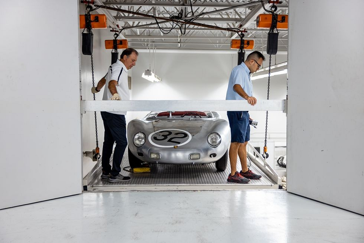 Ngoài ra, Revs Institute còn có những rào chắn chống bão để đặt xung quanh bảo tàng và màn che trong thư viện để bảo vệ những tài liệu tại đây trong trường hợp nóc bị dột nước. Thêm vào đó là những ống thoát nước để đề phòng trường hợp nước dâng cao, tràn ra khỏi cống.