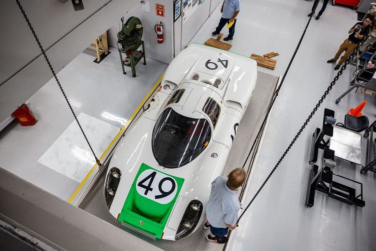 Đây là "ngôi nhà chung" của một bộ sưu tập xe đắt giá, bao gồm những mẫu ô tô thể thao tuyệt nhất. Scott George, người phụ trách cho bộ sưu tập xe này tại bảo tàng Revs Institute, đã giải thích quá trình chuẩn bị chống bão. Hóa ra, quá trình chuẩn bị này cũng hết sức tỉ mỉ.