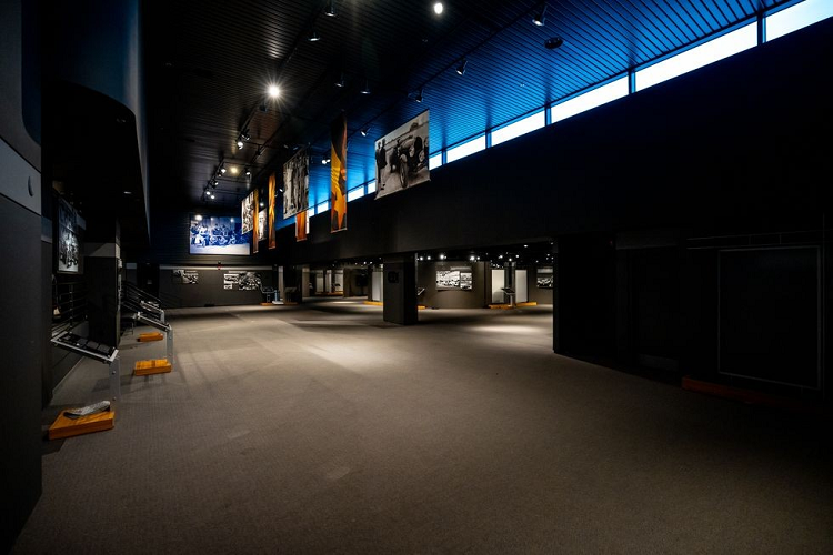 Những chiếc xe được đưa lên tầng cao đều phải có khay hứng dầu bên dưới gầm. Không gian có giới hạn nên các nhân viên bảo tàng phải xếp các mẫu xe sát vào với nhau. Ngoài ra, còn có những chiếc ôtô khác được đưa vào khu xưởng của bảo tàng. Theo anh George, khu xưởng này chứa được khoảng 21 chiếc ôtô Porsche.