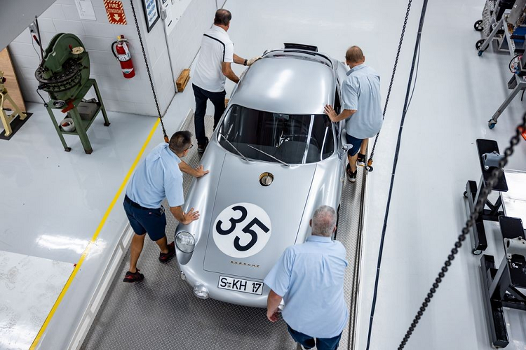 Trong mùa mưa bão, các nhân viên của bảo tàng phải theo dõi sát về tình hình thời tiết. Nếu sắp có bão từ cấp độ 3 trở lên, các nhân viên bảo tàng sẽ bắt đầu tiến hành những bước chuẩn bị đầu tiên. Ví dụ như chuẩn bị các bao cát để chặn ở lối vào và lối ra của bảo tàng. Tiếp theo đó là chuẩn bị bọc túi nilon cho các giá sách trong bảo tàng. Họ chuẩn bị sẵn những thứ này trong bảo tàng để có thể dùng ngay khi cần.