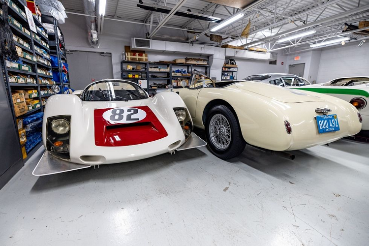 Để di chuyển hơn 100 "cỗ máy 4 bánh" này, bảo tàng phải dỡ bỏ những chiếc ô tô trưng bày và đồ nội thất. Những chiếc ôtô sau đó sẽ được đẩy lên thang nâng để đưa đến các tầng cao hơn. Sẽ có 2 nhóm, mỗi nhóm 5 người, thực hiện công việc này. Một nhóm sẽ hạ thang nâng xuống để đẩy ôtô vào. Nhóm còn lại chịu trách nhiệm nhận và đặt xe vào vị trí trên tầng cao hơn.