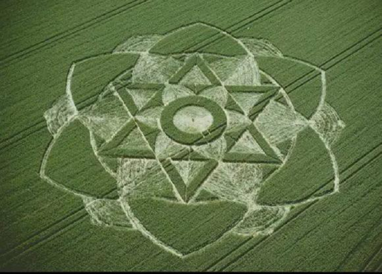 Vòng cắt kết nối 8. Quái vật hồ Loch Ness Ngay từ năm 1933, Vương quốc Anh đã bắt đầu lưu truyền câu chuyện về quái vật hồ Loch Ness ẩn mình trong hồ Loch Ness. Những người từng chứng kiến con quái vật này cho biết, nguồn gốc hiện trường êm dịu nên hàng trăm du khách và những người đam mê thủy quái đã canh giữ hồ. Nhiều cơ quan nghiên cứu cũng đã sử dụng công nghệ sonar để tìm kiếm thủy quái. Nhưng sau một thế kỷ, mọi hoạt động tìm kiếm đều không có tiến triển gì đáng kể.