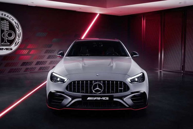 Phiên bản đặc biệt này được trang bị gói khí động học AMG (AMG Aerodynamics Package) bao gồm khe hút gió trước, cánh lướt gió trên nắp cốp và một tấm khuếch tán gió bổ sung. Bộ ống xả thể thao được mạ chrome đen.