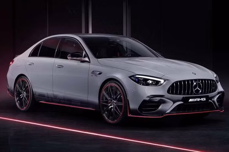 Về ngoại thất, Mercedes-AMG C63 F1 Edition 2023 mới sở hữu tông màu Manufaktur Alpine Grey Uni độc quyền, kết hợp với đường kẻ đỏ tạo điểm nhấn. Bộ mâm trang bị trên xe là loại 20inch màu đen với viền đỏ được thiết kế riêng.