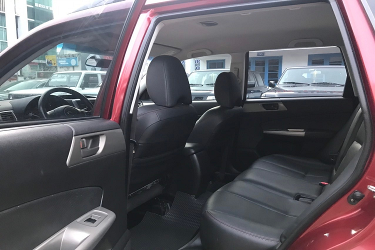 Phiên bản 2.0XS chỉ trang bị ghế lái chỉnh tay. Hệ thống nghe nhìn của Subaru Forester có màn hình LCD cảm ứng đa chức năng, hệ thống âm thanh ở mức khiêm tốn với chỉ 4 loa ở cánh cửa. Bù lại, xe trang bị hệ thống điều hòa tự động với chức năng lọc chống bụi. Subaru Forester 2.0XS đời 2011 tại Việt Nam trang bị động cơ 2.0 lít 4 xi-lanh đối xứng, trục cam kép DOHC, công suất 150 mã lực tại vòng tua 6.000 vòng/phút, mô-men xoắn cực đại 196 Nm tại vòng tua 3.200 vòng/phút.