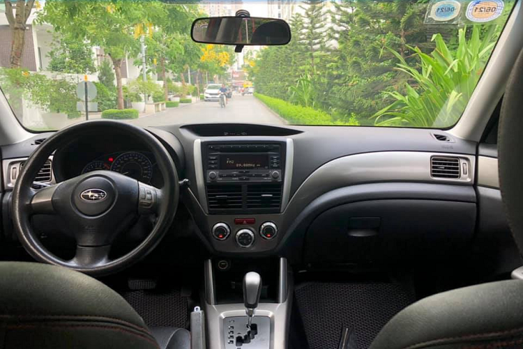 Vì là bản tiêu chuẩn nên xe chỉ được trang bị bộ mâm hợp kim nhôm 16 inch đi cùng lốp xe có kích thước 215/65R16, nhỏ hơn nhiều so với kích thước chuẩn 18 – 19 inch ở các dòng xe đời mới, cùng phân khúc hiện tại. Subaru Forester 2011 có kích thước dài, rộng, cao lần lượt 4.560 1.780 1.700 (mm), xếp cùng phân khúc SUV hạng C. Với 2 hàng ghế, khoảng không gian trong xe khá thoải mái, tương tự các đối thủ Honda CR-V hay Toyota RAV4.