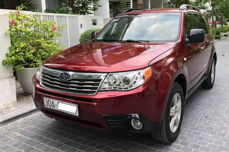 Năm 2011, Subaru Forester tại Việt Nam nhập khẩu nguyên chiếc từ Nhật Bản về Việt Nam chứ không lắp ráp tại Thái Lan như hiện nay, do đó giá bán cao hơn nhiều so với xe đời mới. Ở thời điểm đó, giá xe Subaru Forester 2011 bán ra 1,323 tỉ đồng cho bản 2.0XS và 1,575 tỉ đồng đối với phiên bản 2.5XT. Chiếc xe hiện đang rao bán thuộc biến thể Subaru Forester 2.0XS tiêu chuẩn, rao giá 535 triệu đồng.