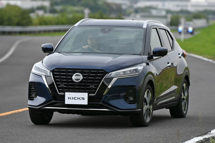 Vào hồi đầu tháng 7/2022, hãng Nissan đã giới thiệu phiên bản nâng cấp của dòng xe Kicks ở thị trường Thái Lan. Đến nay, mẫu SUV hạng B này tiếp tục trình làng ở thị trường nội địa Nhật Bản. Tuy nhiên, so với xe dành cho thị trường Thái Lan và cả Việt Nam, Nissan Kicks 2022 tại Nhật Bản mạnh mẽ hơn đáng kể.