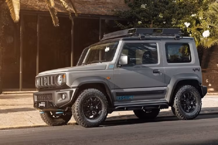 Về truyền động, dưới nắp ca-pô của Jimny Sierra 4Sport là động cơ xăng 1.5 lít hút khí tự nhiên quen thuộc, sản sinh công suất 107 mã lực và mô-men xoắn 138 Nm.