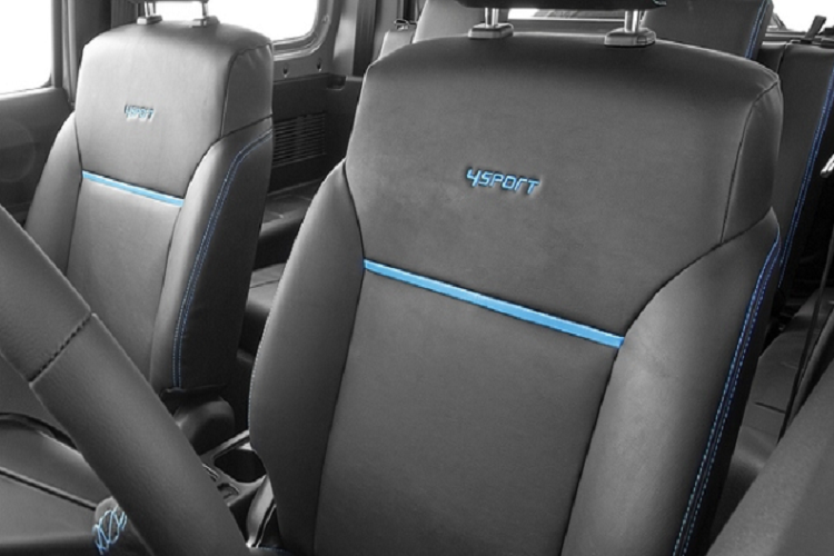 Suzuki Jimny Sierra 4Sport vẫn có khả năng off-road tốt hơn so với bản tiêu chuẩn nhờ bộ lốp M/T cứng cáp và ống thở đã tăng độ sâu lội nước của xe lên 600 mm.