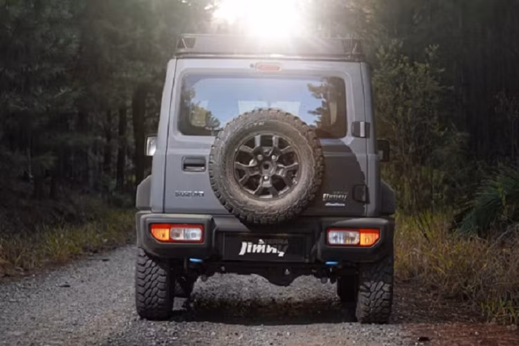 Được sản xuất dành riêng cho thị trường Brazil, giá xe Suzuki Jimny Sierra 4Sport 2022 có mức bán ra từ 35.105 USD (khoảng 819 triệu đồng), đắt hơn 4.822 USD (khoảng 112,5 triệu đồng) so với Jimny phiên bản cơ sở với cùng động cơ.