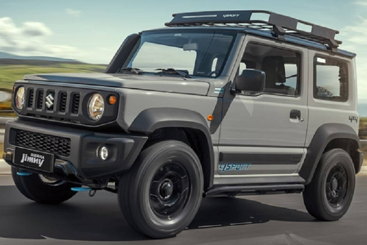 Phiên bản Jimny Sierra 4Sport của Suzuki sở hữu ngoại thất màu xám đi kèm các nhãn dán 4Sport và 4X4, cùng một số điểm nhấn sơn xanh lam ở cả phía trước và sau.