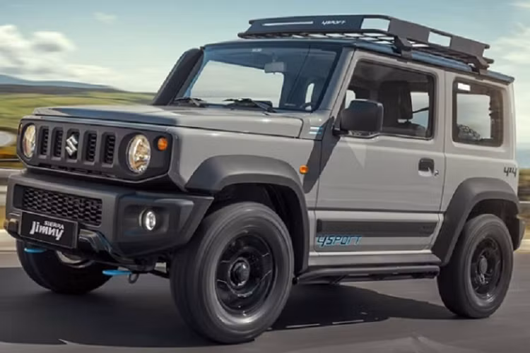 Phiên bản Jimny Sierra 4Sport của Suzuki sở hữu ngoại thất màu xám đi kèm các nhãn dán 4Sport và 4X4, cùng một số điểm nhấn sơn xanh lam ở cả phía trước và sau.