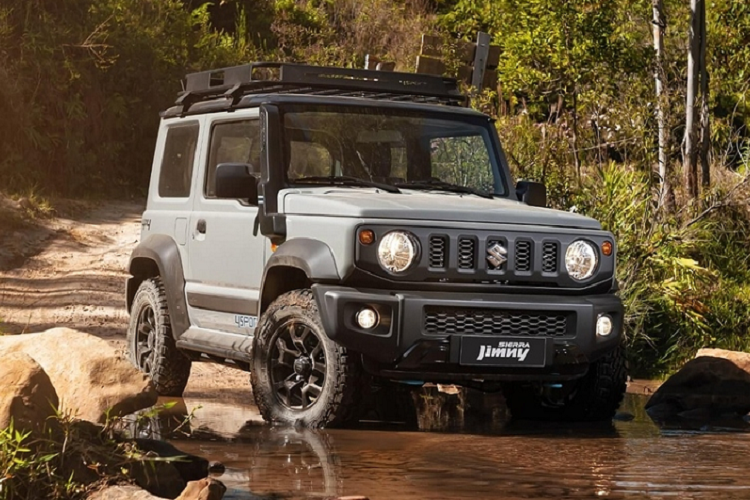 Mẫu xe SUV cỡ nhỏ Suzuki Jimny Sierra 4Sport 2022 mới phiên bản địa hình này sẽ được trang bị tiêu chuẩn với ống thở, giá nóc để chở thêm hàng hóa.