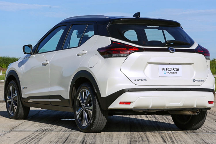 hưa hết, Nissan Kicks 2023 còn sở hữu những trang bị an toàn đầy đủ với 6 túi khí, camera 360 độ, hệ thống kiểm soát hành trình thích ứng, cảnh báo va chạm phía trước, hỗ trợ phanh khẩn cấp, cảnh báo khi người lái mất tập trung, cảnh báo điểm mù, cảnh báo phương tiện cắt ngang khi lùi, cảnh báo lệch làn đường, đèn pha tự động và hệ thống phát hiện, cảnh báo người hoặc vật thể di động ở khu vực xung quanh xe.