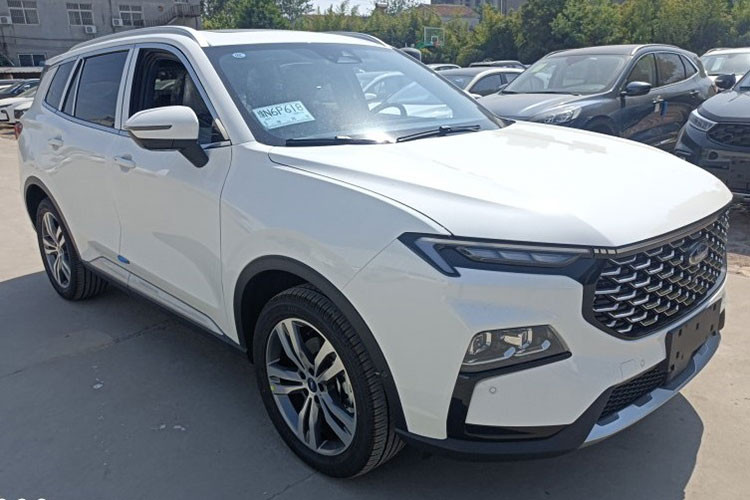 Giá xe Ford Territory 2023 tạm tính lần lượt là 799 triệu và 869 triệu đồng. Nếu giá dự kiến là chính xác thì Territory 2023 rẻ hơn đáng kể so với những đối thủ cùng phân khúc như Honda CR-V (từ 998 đến 1,138 tỷ đồng), Mazda CX-5 (839 triệu đến 1,059 tỷ đồng), Kia Sportage (899 đến 1,089 tỷ đồng) và Hyundai Tucson (825 triệu đến 1,03 tỷ đồng).